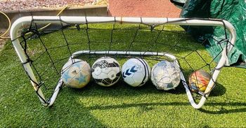 Cage de foot avec 4 ballons de foot