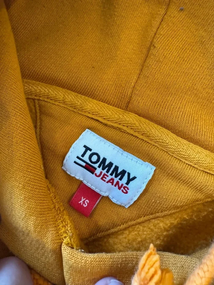 Sweat Tommy jeans couleur moutarde, bon état mais petite trace, taille XS - photo numéro 5