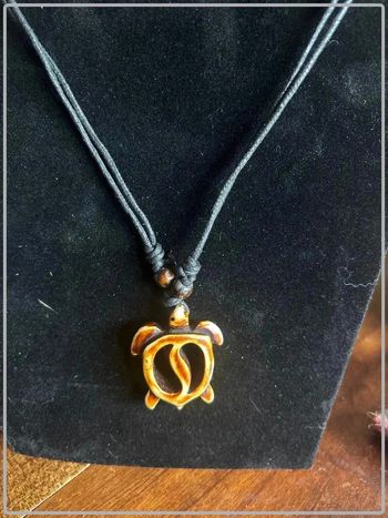 Collier tortue en résine chaîne réglable