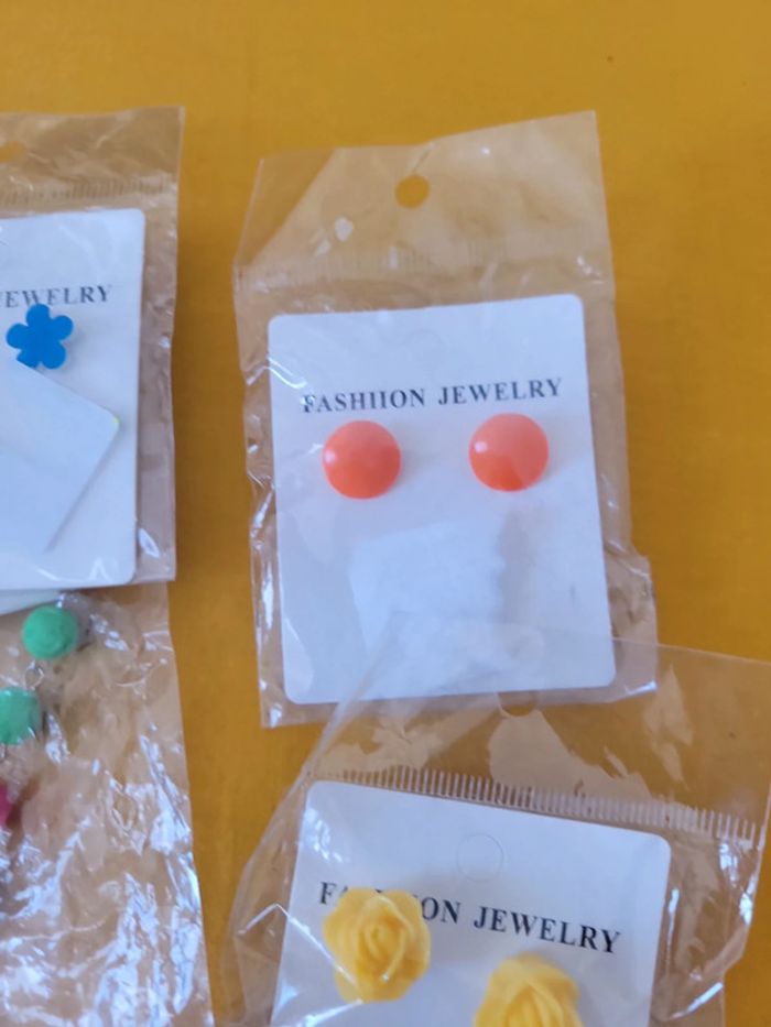 Lot bijoux bracelet croix et clou boucles d'oreilles coloré - photo numéro 3