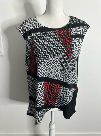 Blouse asymétrique bariolée géométrique noire blanche et rouge T3 40 L