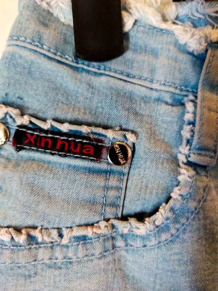 Short en jean délavé taille basse Xinhua – effet effiloché – Taille estimée S - photo numéro 4