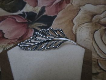 Broche vintage argentée – motif plume élégante🩶