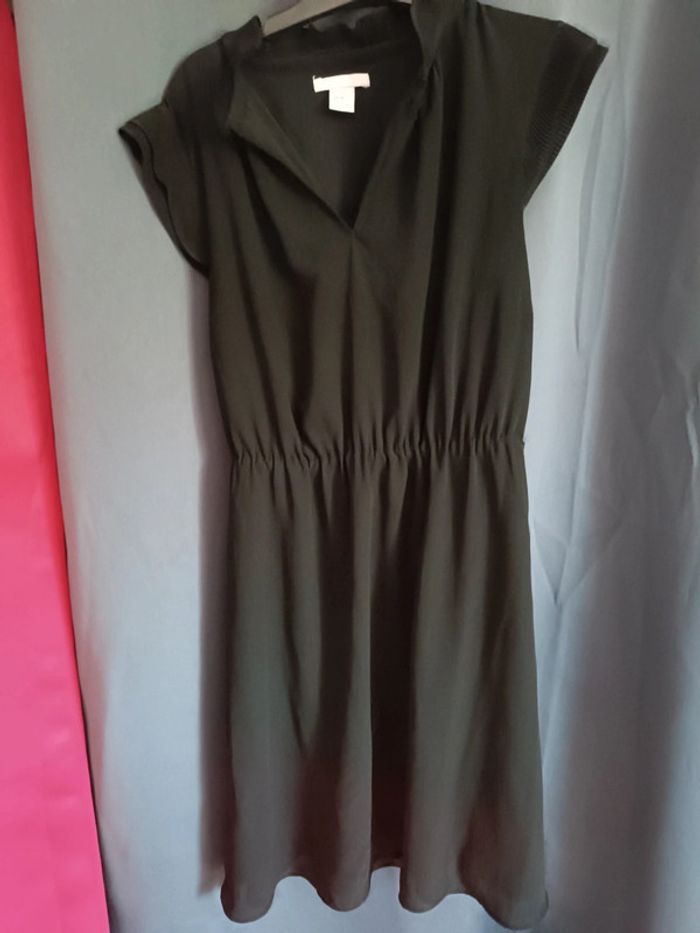 Robe noir avec collerette h&m très chic. Taille 36. - photo numéro 2