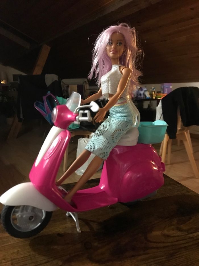 Poupée Barbie sur son scooter Mattel
