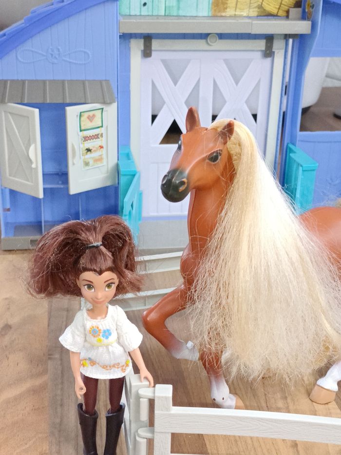 Écurie Spirit avec 2 chevaux et un personnage - photo numéro 3