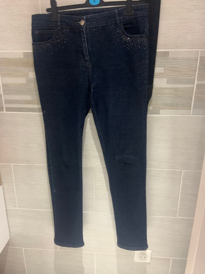 Pantalon jeans noir avec des paillettes sur le devant du pantalon - photo numéro 3