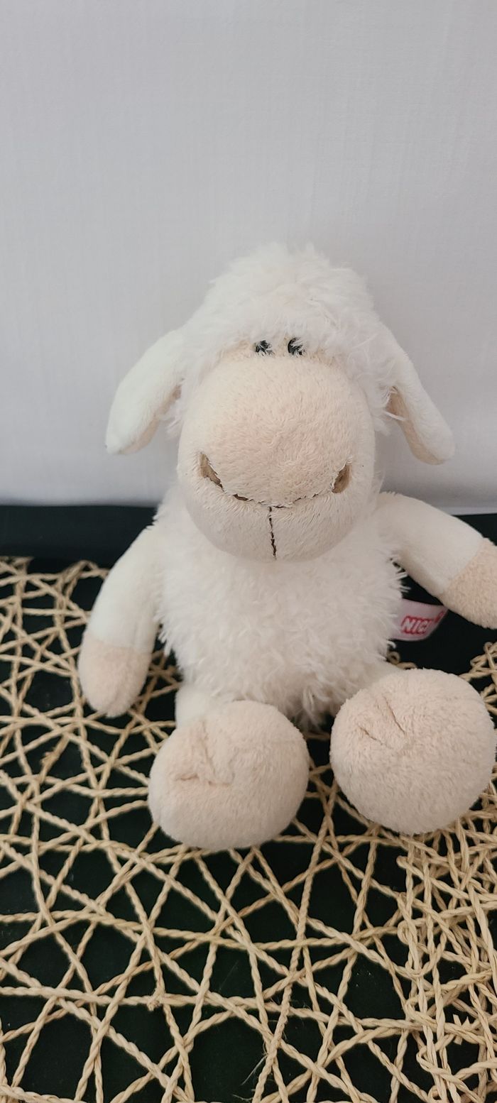 Mouton en peluche blanc crème