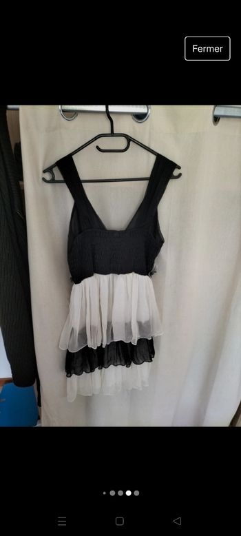 Robe à volants blanche et noire