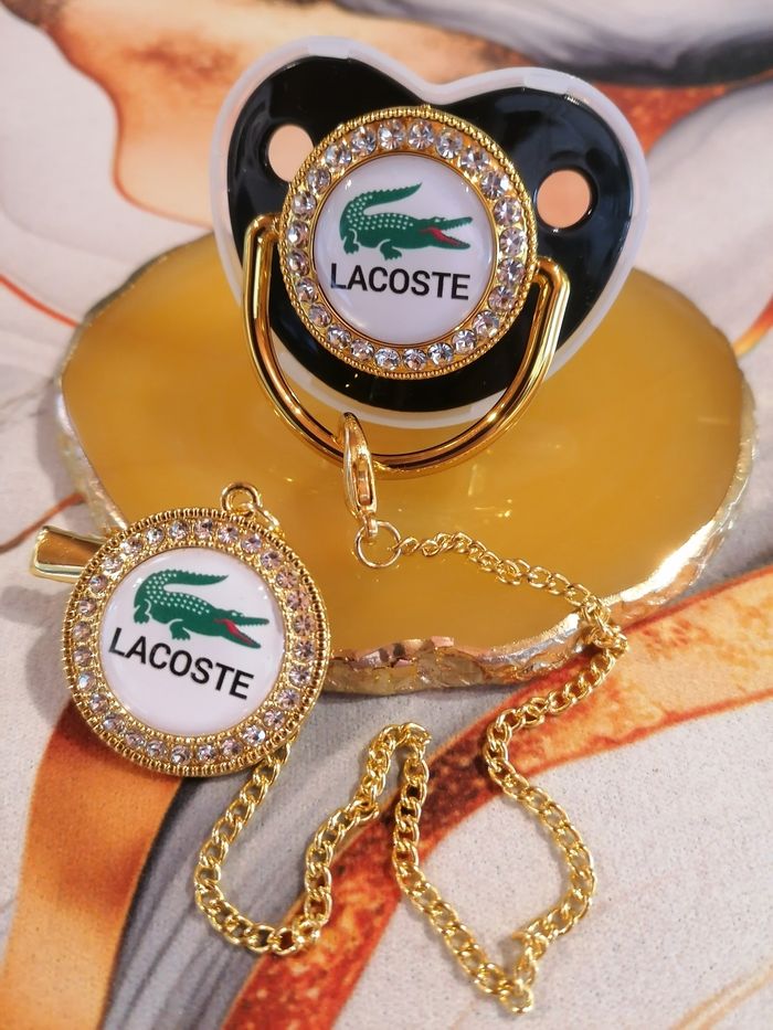 Sucette tétine noir Lacoste