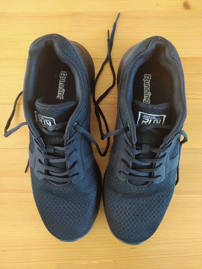 Paire de baskets noire - photo numéro 2
