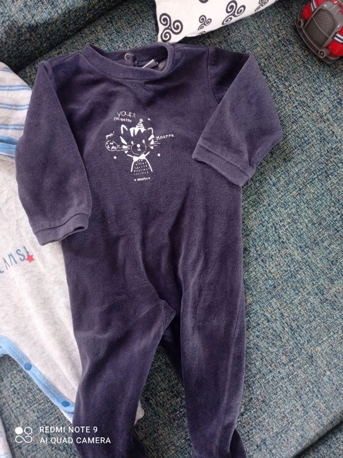 Un lot de deux pyjamas et un pantalon 9 mois - photo numéro 3