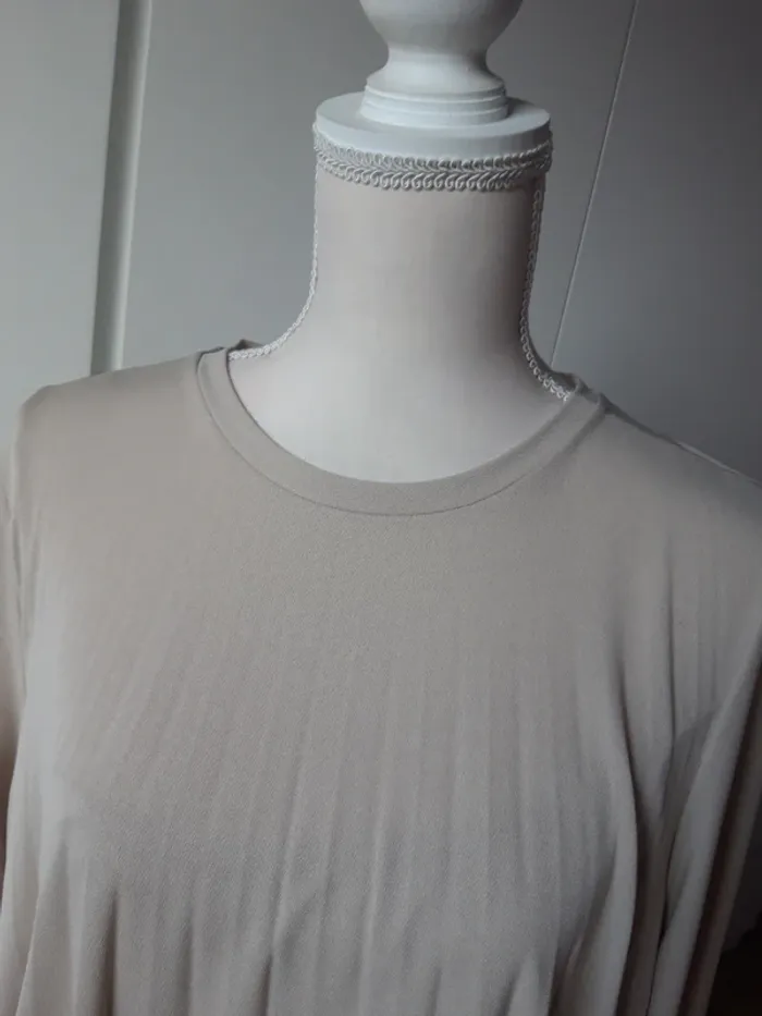 Jolie robe beige mastic légèrement plissée - photo numéro 3