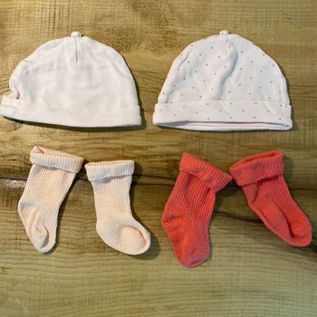 Lot de bonnets et chaussettes naissance fille