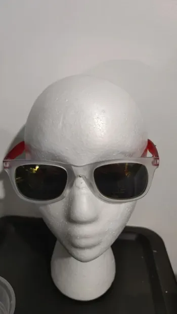 lunettes de soleil en plastique
