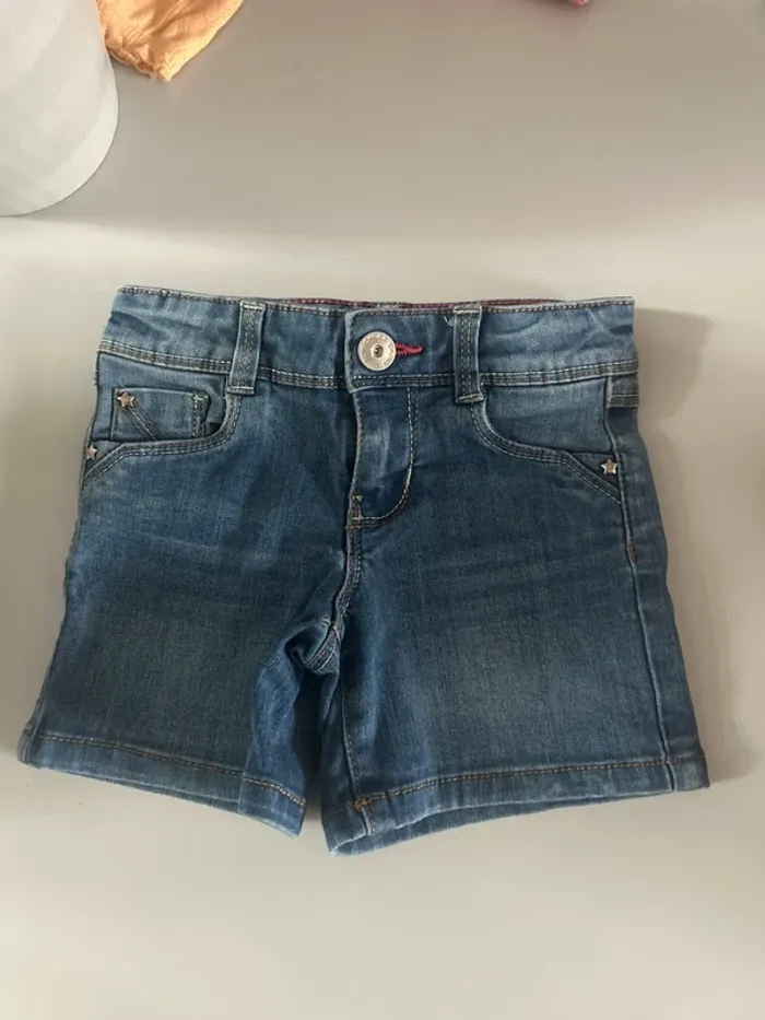 Short fille