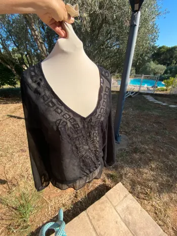 Blouse tunique en voile noir brodé DDP 38 m