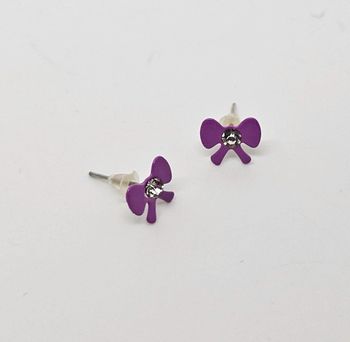 Paire de boucles d'oreilles.
Neuve.
Noeud de papillon
