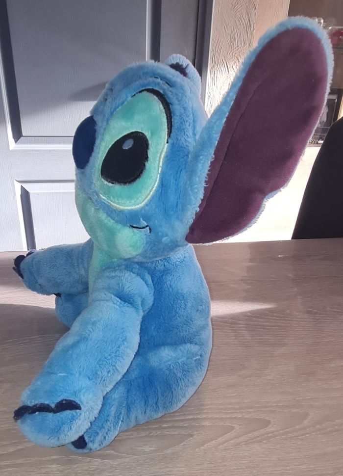 Doudou peluche Disney Lilo & Stitch lumineuse et musicale - photo numéro 3