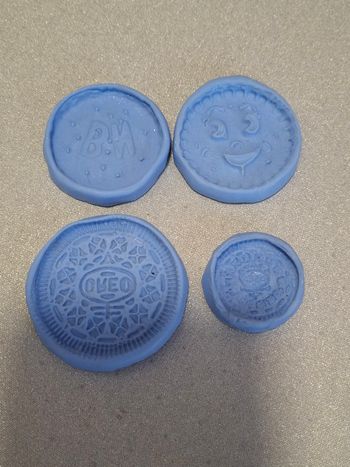 Joli lot 4 moules silicone gâteau BN et Oréo neuf