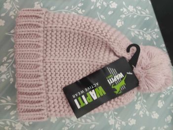 BONNET ROSE AVEC POMPON