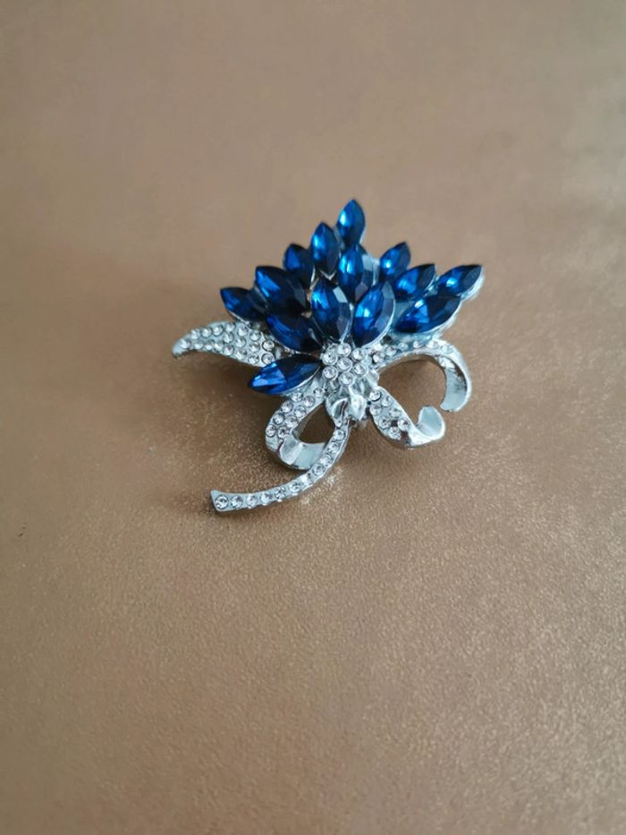 Broche bouquet de fleurs bleu - photo numéro 2