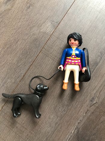 Dame playmobil promène son chien