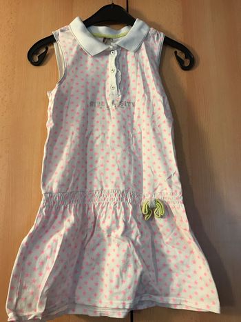 Robe blanche et rose.