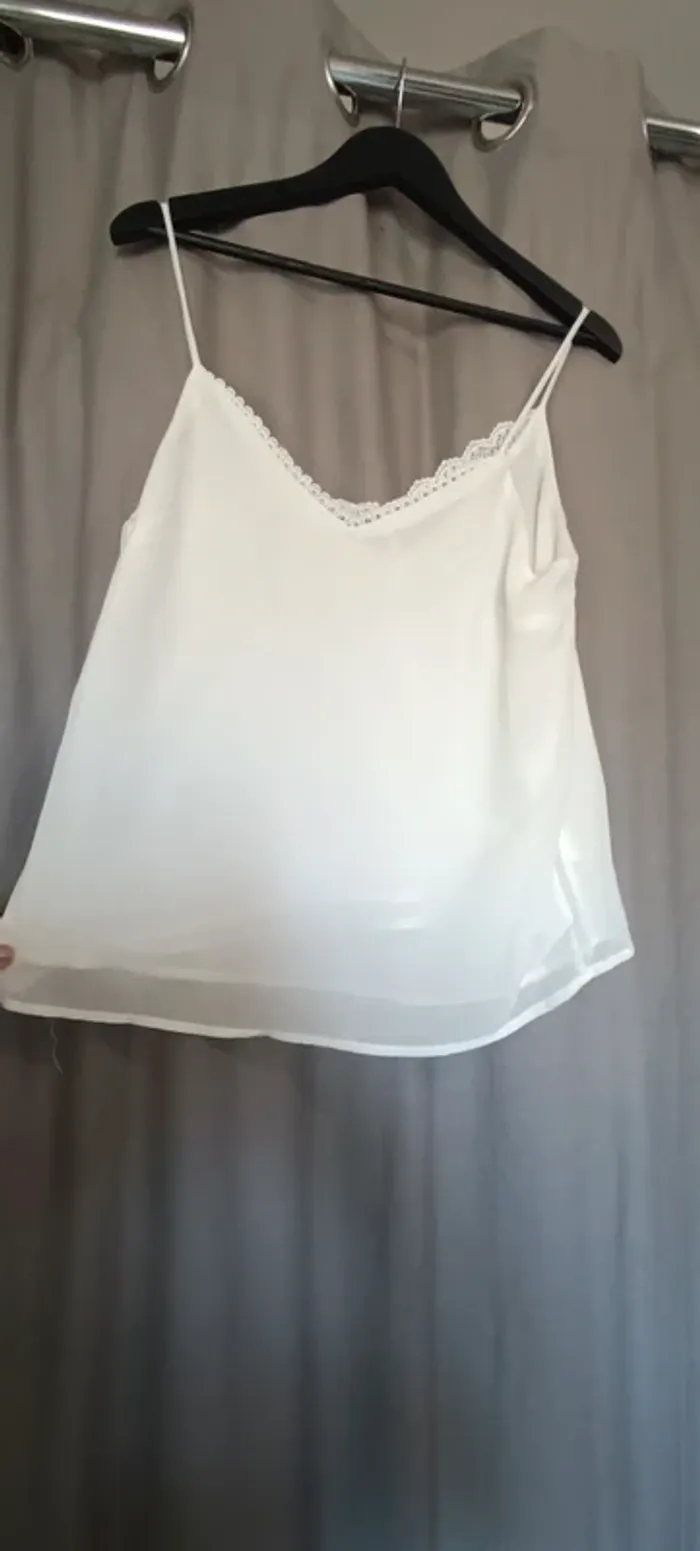 Top fluide blanc à dentelle