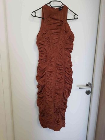 Robe moulante froncé satiné taille 36