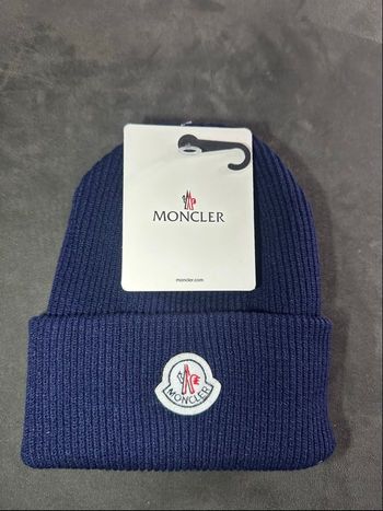 Bonnet Moncler – Bleu Marine Logo Blanc