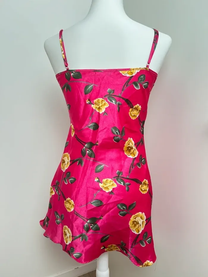 robe satin fuchsia à fleurs jaunes taille S - photo numéro 2