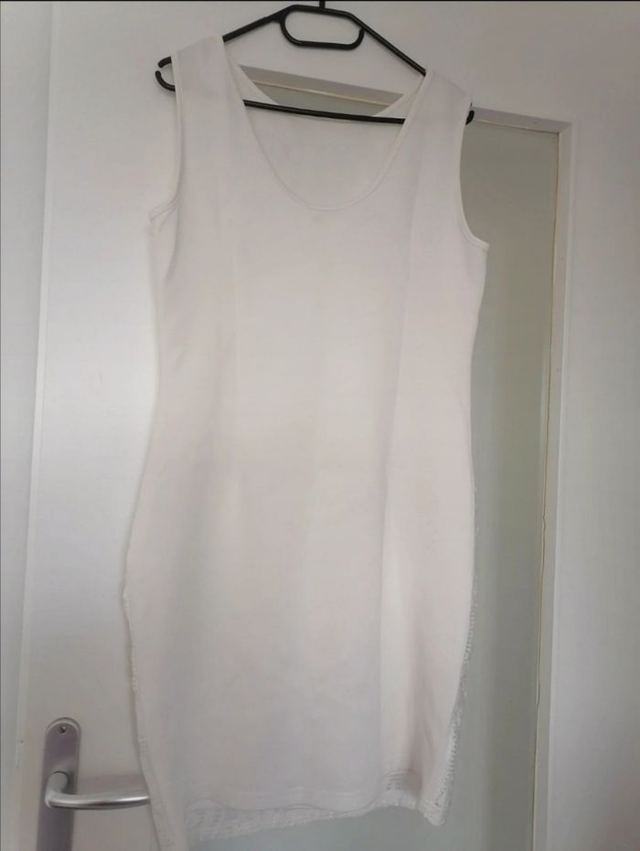 Robe tailleur blanche avec détail broderie - photo numéro 2