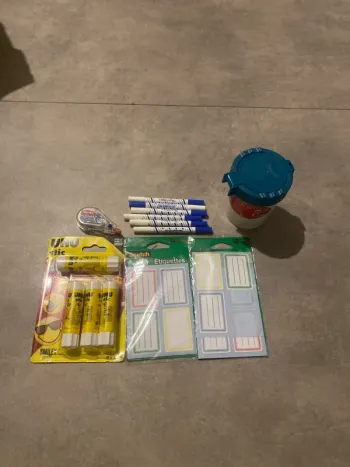 Lot de fournitures scolaires