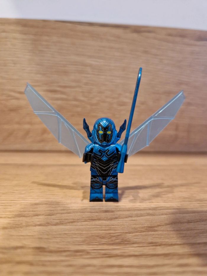 Figurine type lego Blue Beetle DC Comics