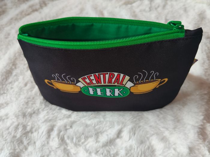 Trousse Friends Central Perk noire – trousse maquillage ou école 21x12 cm