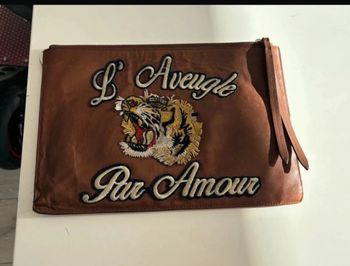 Pochette Gucci en cuir marron - "L’Aveugle par Amour"