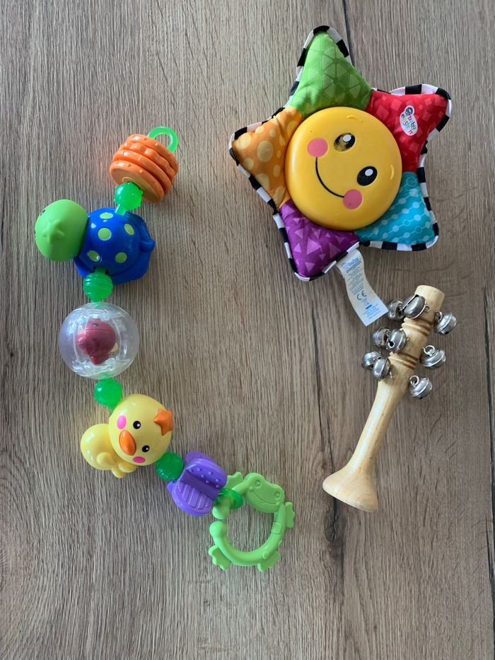 Lot jouets bébé