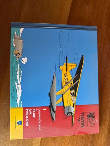 Livre Tintin, en avion l’hydravion jaune du crabe aux pinces d’or