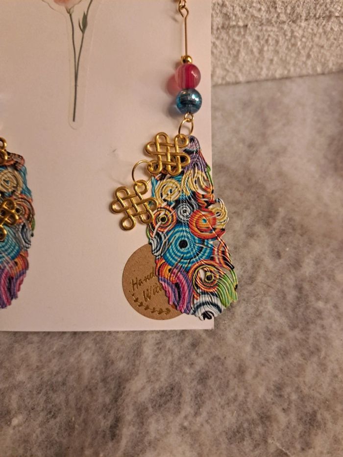 Boucles d'oreilles pendante plumes multicolore avec breloques doré - photo numéro 5