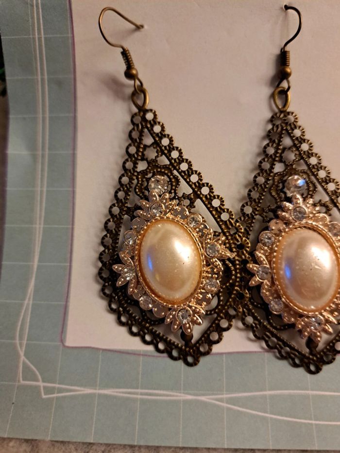 Boucles d'oreilles pendante avec cabochon nacré et strass - photo numéro 4