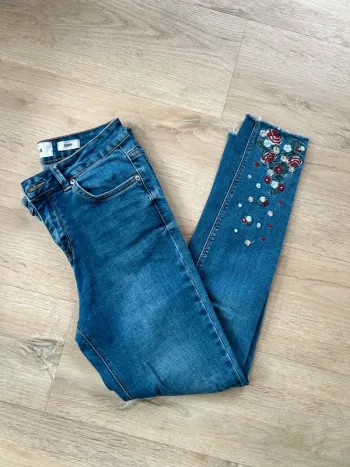Pantalon jean skinny broderies fleurs
