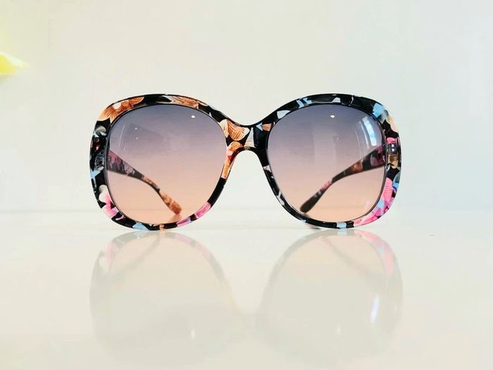 Lunette de soleil femme fleurie et dorée verres dégradés UV protection catégorie 2 - photo numéro 2