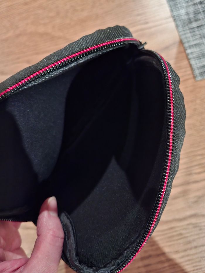 Pochette noire pour casque audio - photo numéro 4