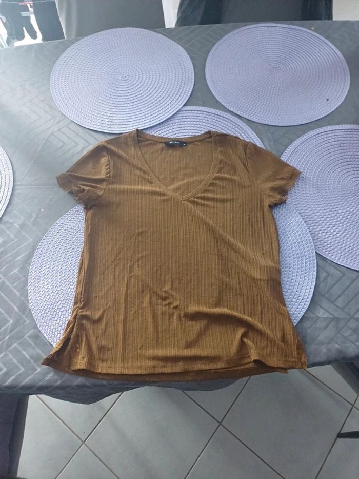 T-shirt col femme en V de taille M vert kaki