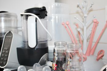 Lot de puériculture (stérilisateur, porte biberons, robot cuiseur, biberons…) 