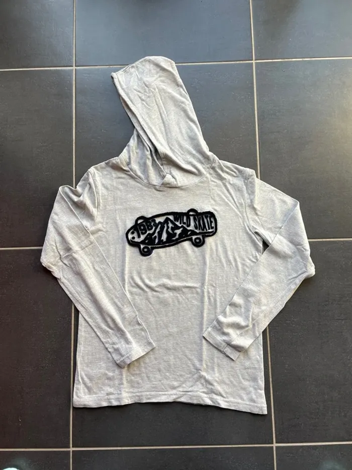 T shirt à capuche manches longues