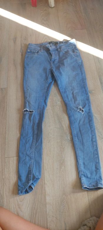 Jean s bleu clair, à trous, Bershka, taille 34 (28/XS), nickel
