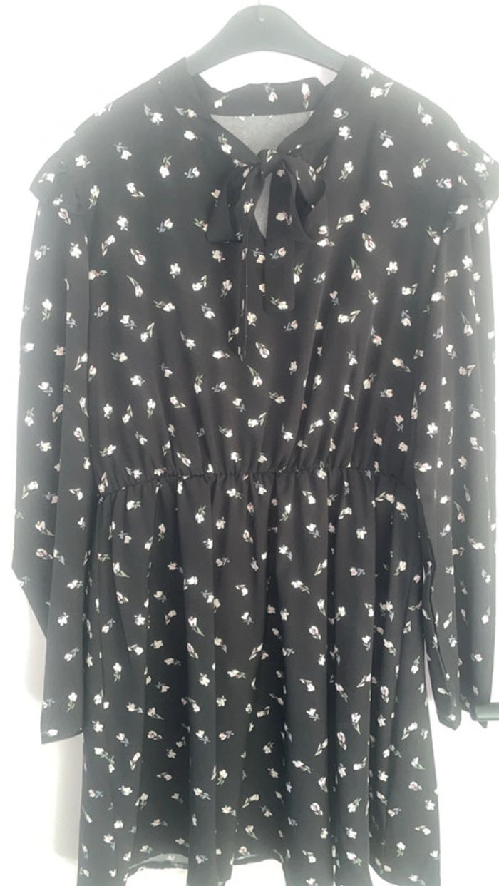 Robe courte SHEIN – Taille L – Noire à petits motifs fleuris - photo numéro 2