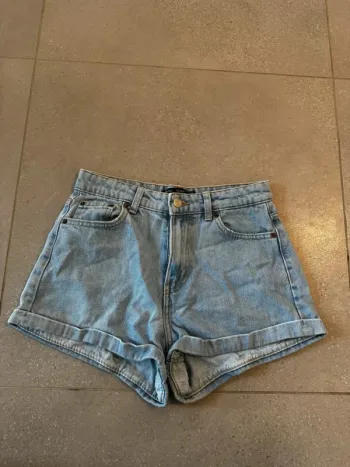 Short en jean Bershka, taille 36, très bon état 36x27cm